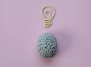 Cerebro y bombilla, entrenar la mente